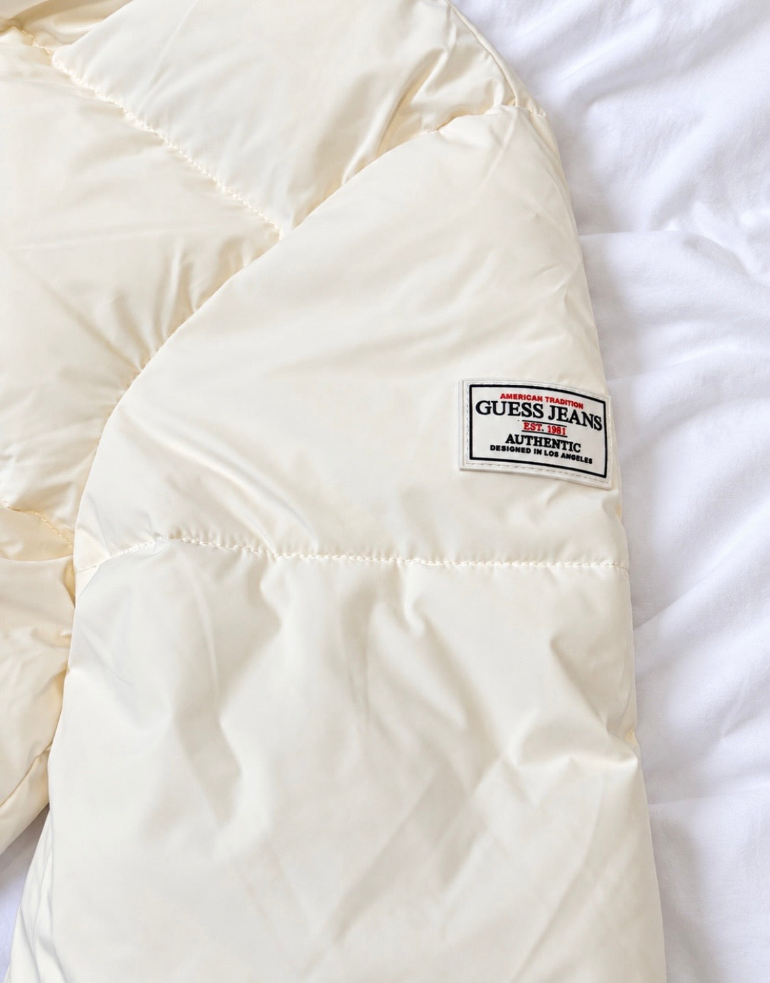 🧥 Doudoune Guess Jeans Femme – Blanche – Neuve avec étiquette