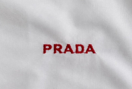 Chemise Prada blanche logo rouge💫