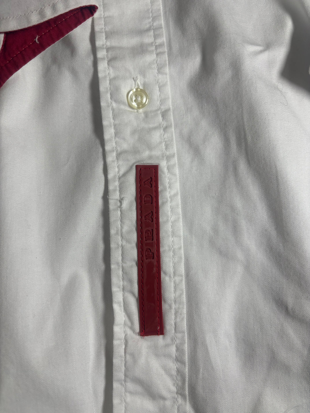 Chemise Prada blanche logo rouge💫