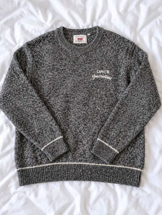 🩶🧶 Pull Levi’s Vintage Brodé – Gris Chiné